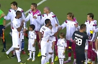 Seydou Keita Ogah Jabat Tangan Lalu Lempar Botol ke Arah Pepe