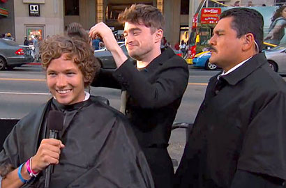 Daniel Radcliffe Jadi Tukang Potong Rambut Seorang Mahasiswa