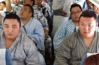 Beginilah Jadinya 29 Pegulat Sumo Naik Pesawat Kecil