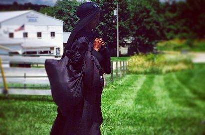 Identitas Wanita Misterius Berbaju Hitam di Amerika Akhirnya Terkuak