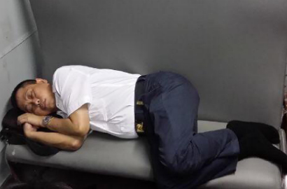 Netter Puji Foto Dirut KAI Tidur di Gerbong Kereta Ekonomi