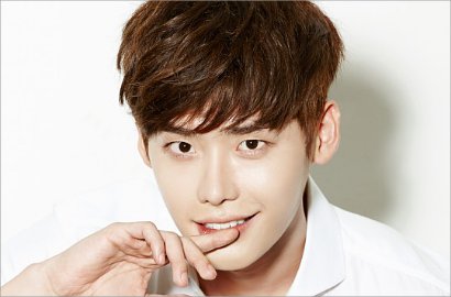 Lee Jong Suk Susul Kim Soo Hyun Jadi Model Iklan Pakaian Tiongkok