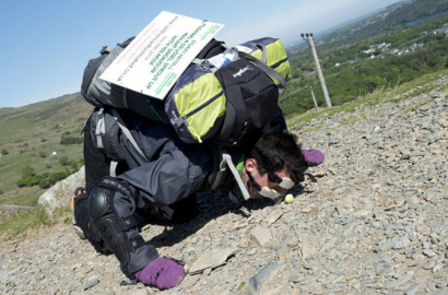 Pria Ini Dorong Tanaman Sejauh Seribu Meter di Gunung dengan Hidungnya