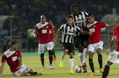 Juventus Lahap ISL Star dengan Pesta Gol 8-1