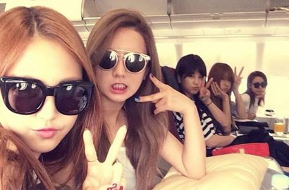 A Pink Selca di Pesawat ke Jakarta Tanpa Eun Ji
