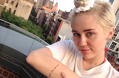 Miley Cyrus Belajar Jadi Tattoo Artist