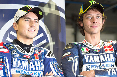 Kelakar Valentino Rossi Soal Kontrak Baru Jorge Lorenzo