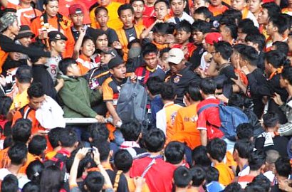 Dua Fans 'Penyusup' Dihajar Jakmania dalam Laga Persija vs Persib