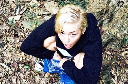 Miley Cyrus Pamer Foto 'Buang Air Sembarangan'