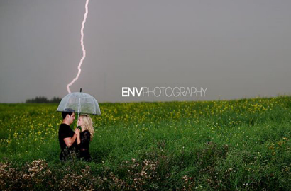 Foto Pre Wedding Ini Pas Tangkap Momen Petir Menyambar