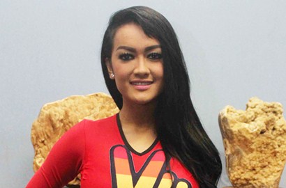 Bukan Mobil, Julia Perez Hadiahkan Tiket Umroh untuk Diego Michiels