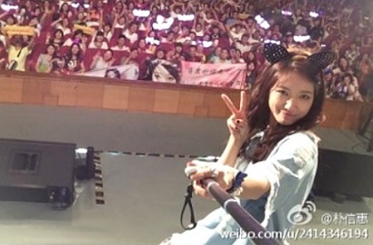 Park Shin Hye Selca Bareng Fans Saat Fan Meeting di Tiongkok