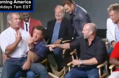 Mel Gibson Duduk Dipangku Sylvester Stallone Saat Promo 'The Expendables 3'
