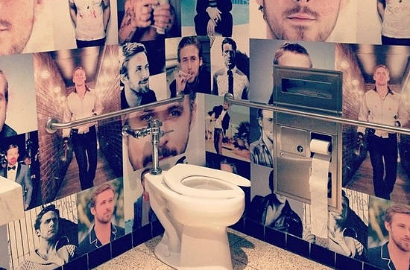 Merasakan Ditatap 'Ryan Gosling' di Toilet Restoran Ini