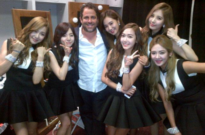 SNSD Foto Bareng Sutradara Amerika Brett Ratner