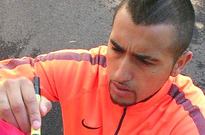 Arturo Vidal Lagi-Lagi Tanda Tangani Jersey Manchester United