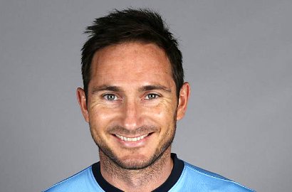 Frank Lampard Tersenyum dalam Balutan Jersey Manchester City
