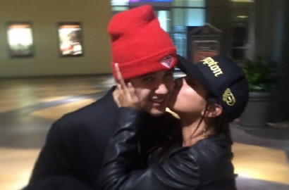 Justin Bieber Kembali Pamer Foto Dicium Selena Gomez
