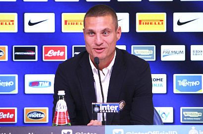 Nemanja Vidic Terjebak di Lift Selama 2 Jam