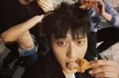 Tao, Chanyeol dan Sehun Selca Sambil Makan Ayam