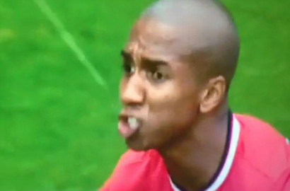Heboh, Ashley Young Telan Kotoran Burung di Laga Perdana Premier League