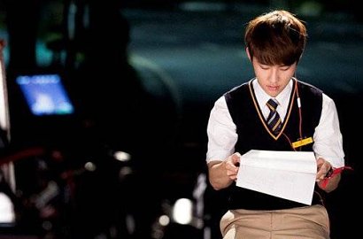 Sebelum Syuting, D.O. Serius Baca Skenario 'It's Okay, It's Love'