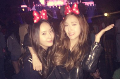 Jessica dan Krystal Nikmati Liburan Bareng di Disneyland
