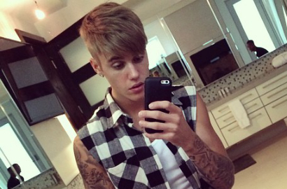 Justin Bieber Cukur Kumis dan Potong Rambut Untuk Selena Gomez