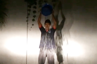 Bambang Pamungkas Jawab Tantangan Irfan Bachdim di 'Ice Bucket Challenge'