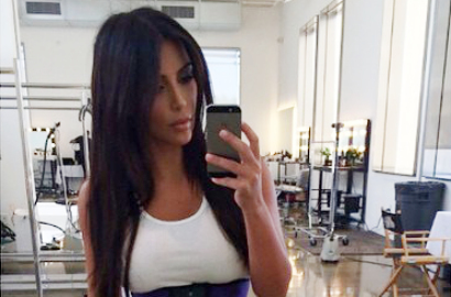 Kim Kardashian Pamer Pinggang Ramping di Instagram