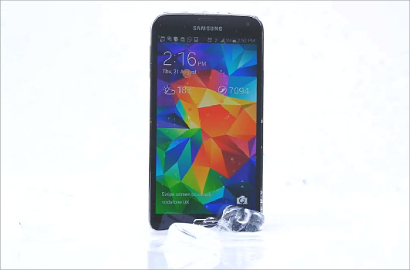 Ikut Ice Bucket Challenge, Samsung S5 Tantang iPhone 5S dan Lumia