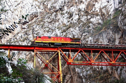 Ngerinya Jembatan Kereta Api Infiernillo di Peru