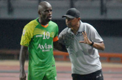 Kapten Greg Nwokolo Salahkan Persebaya Gara-Gara Menunggak Bayar Gaji Pemain
