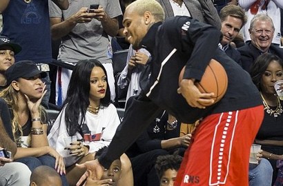 Bertemu di Satu Acara, Tapi Rihanna Jual Mahal ke Chris Brown