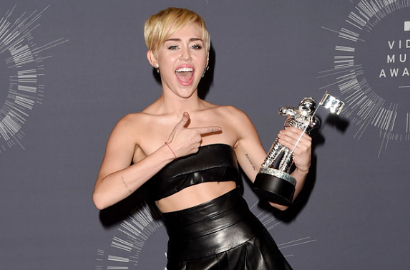 Miley Cyrus Minta Pemuda Tuna Wisma Terima Piala MTV VMA 'Video of the Year'