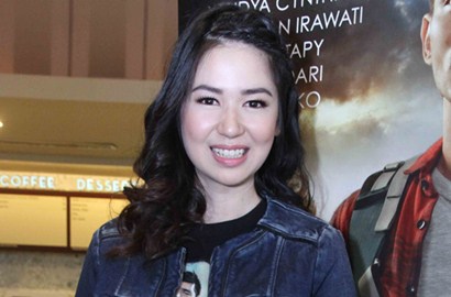 Laura Basuki Belajar Sholat Untuk 'Haji Backpacker'