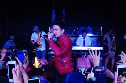 Christian Bautista Nyanyi Lagu Indonesia di Konser Intim Semalam
