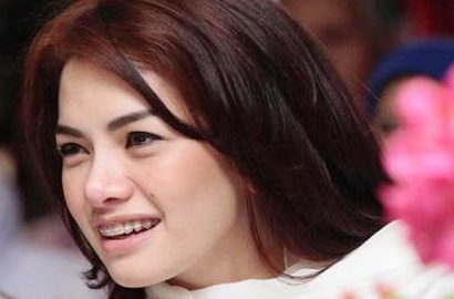 Nikita Mirzani Berbikini dan Pamer Kehamilan
