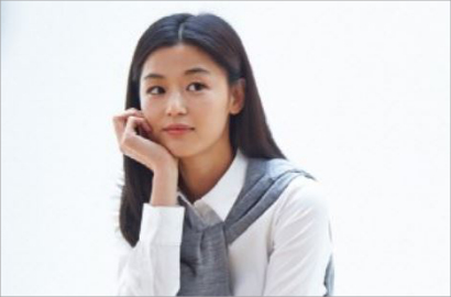 Jun Ji Hyun Seperti Boneka Hidup di Syuting Iklan UNIQLO