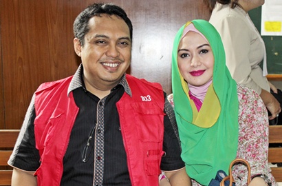 Temani Sidang, Eddies Adelia Bawa Bekal Makanan Untuk Suami