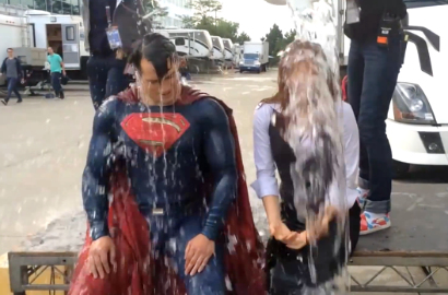 Henry Cavill Jadi Superman Saat Ladeni 'Ice Bucket Challenge'