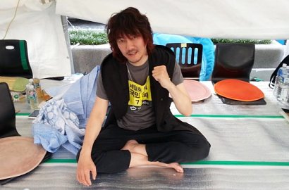 Kim Jang Hoon Dilarikan ke Rumah Sakit Setelah Mogok Makan