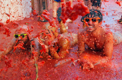 Puluhan Ribu Orang 'Berperang' di Festival 'Tomatina' Spanyol