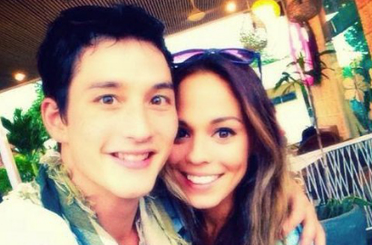 Mike Lewis Mesra dengan Wanita Blasteran