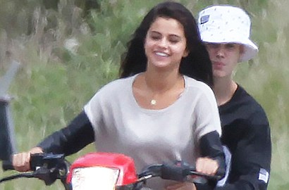 Justin Bieber dan Selena Gomez Mesra Naik ATV Bersama