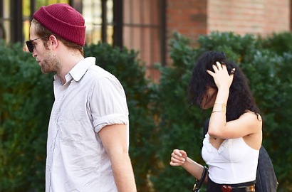 Robert Pattinson Pacaran dengan Penyanyi FKA Twigs