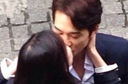 Adegan Ciuman Song Seung Heon dan Liu Yifei di 'The Third Way of Love'