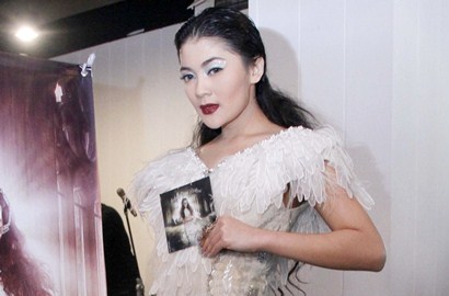 Indah Dewi Pertiwi Gandeng Yon Koeswoyo di Single 'Curiga'