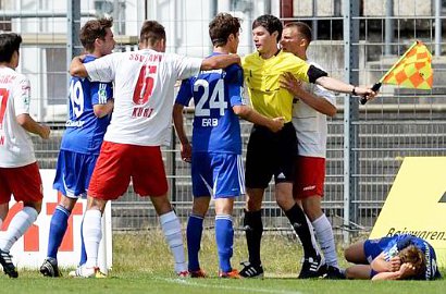 Pemain Ini Diskors 70 Laga Usai Menanduk Wasit