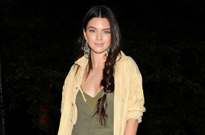 Kendall Jenner Pose Hot Tanpa Busana